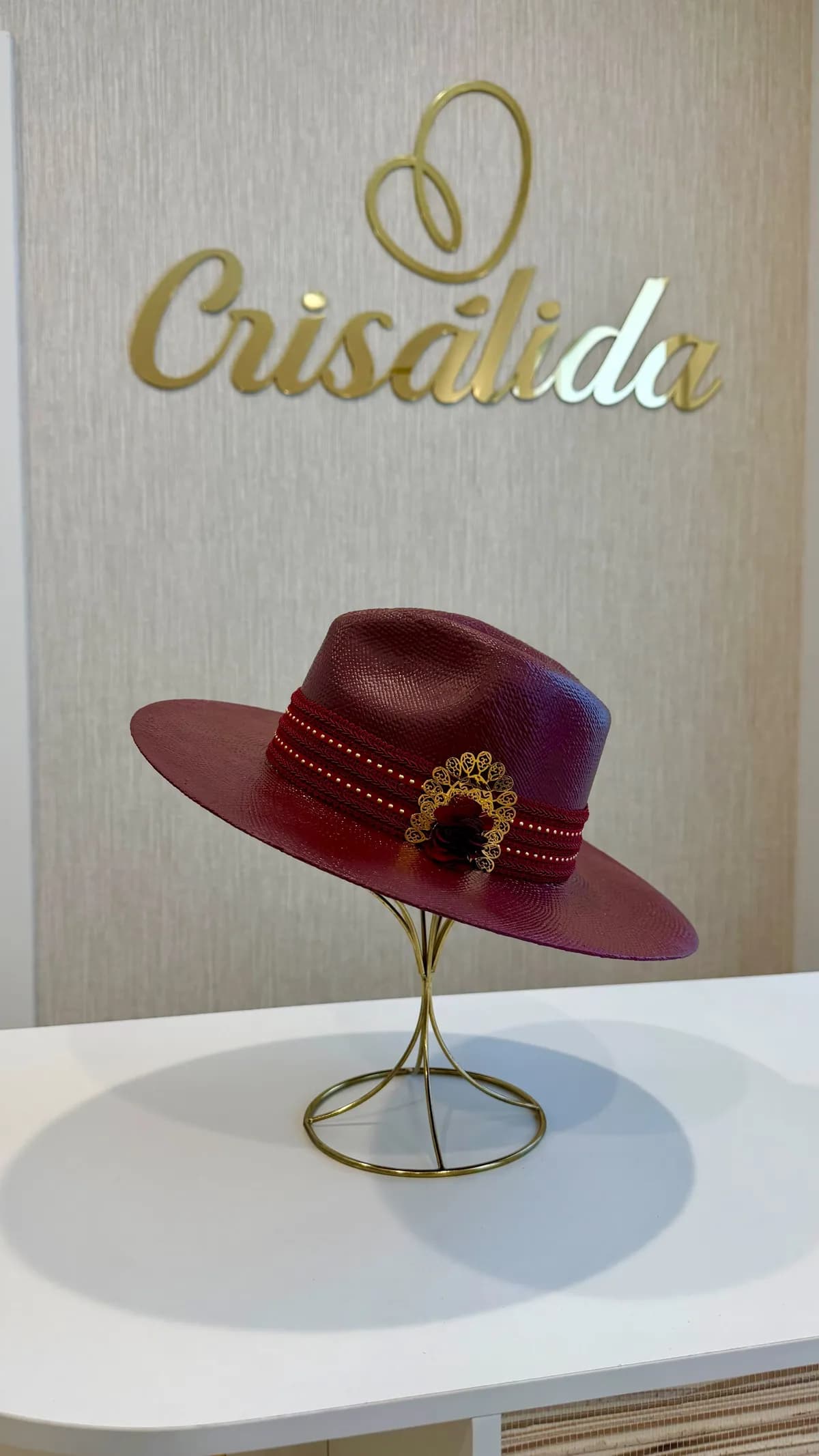 Fedora vino con flor